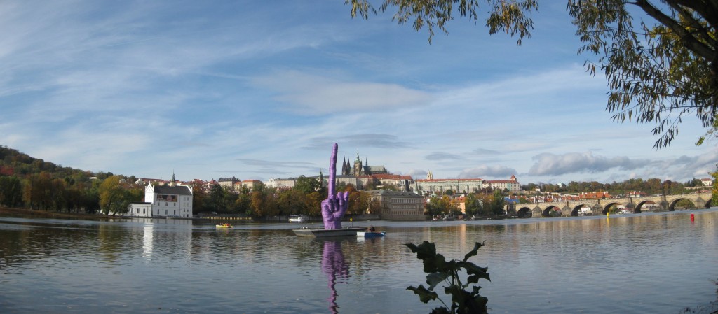 Artefakt není důležitý ani tak pro toho, kterého se to týká (on to ani není schopen pochopit), i když jeho fandové budou kejhat, jako pro bezmocnou a mlčící většinu nás ostatních.